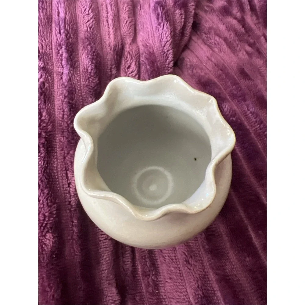 Pottery By Sheila Gray/Cream Three Tone Vase Ruffled Rim 4